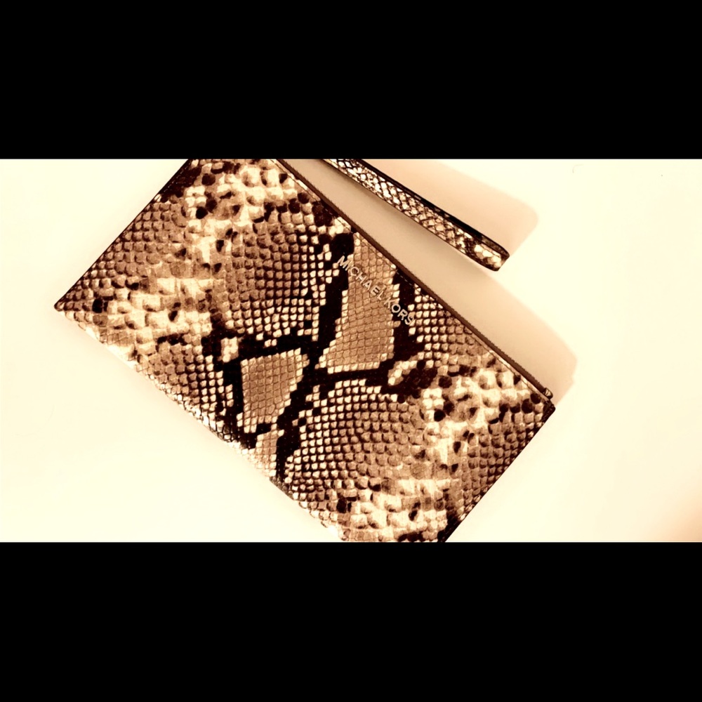 Michael Kors Signature Jet Set Charm Wristlet